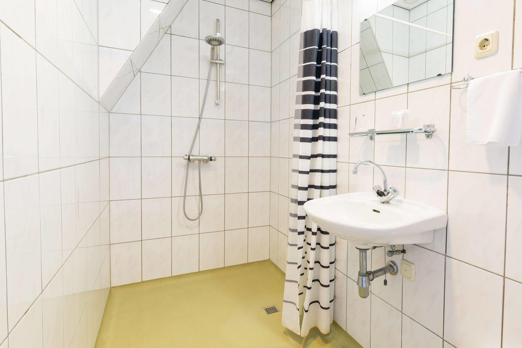 Hotel Restaurant De Buizerd Langedijk Eksteriør billede